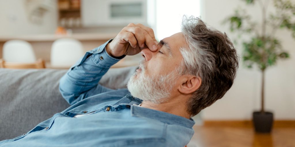 CBD Schmerzen: Mann mit Migr&auml;ne.