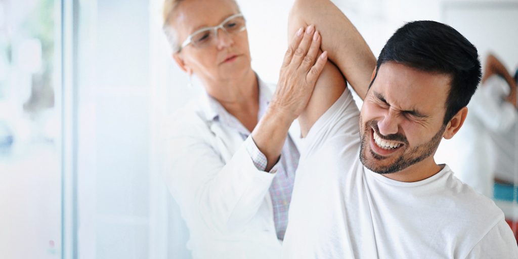 CBD Schmerzen: Mann mit gro&szlig;en Schmerzen.